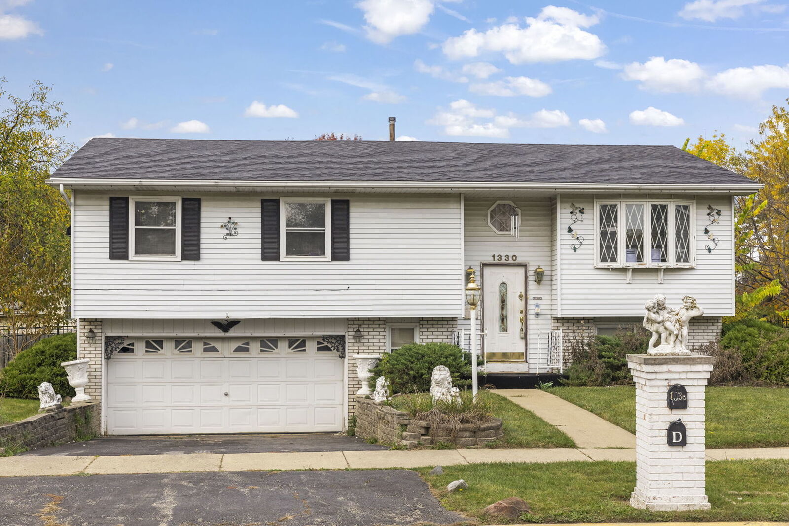 Property Photo: 1330 Ironwood Court IL 60506
