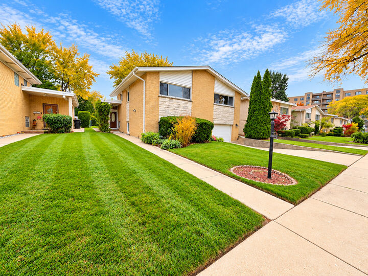 Property Photo: 4431 W Fitch Avenue IL 60712