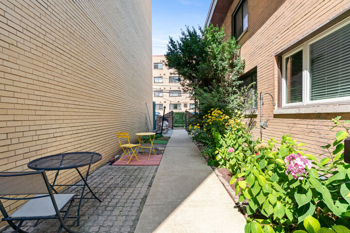 Property Photo: 428 W Wellington Avenue B IL 60657