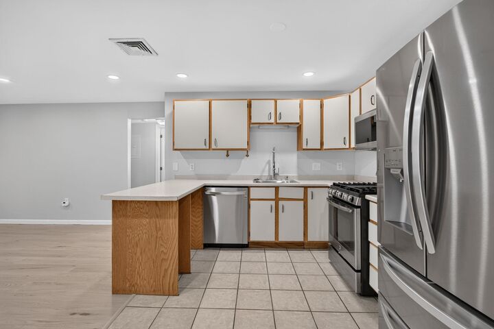Property Photo:  4 Roedean Drive  NH 03063 