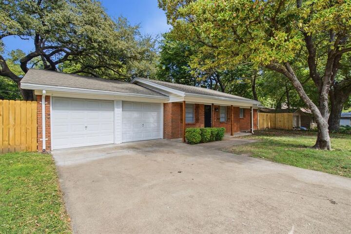 Property Photo:  208 Live Oak Lane  TX 76086 
