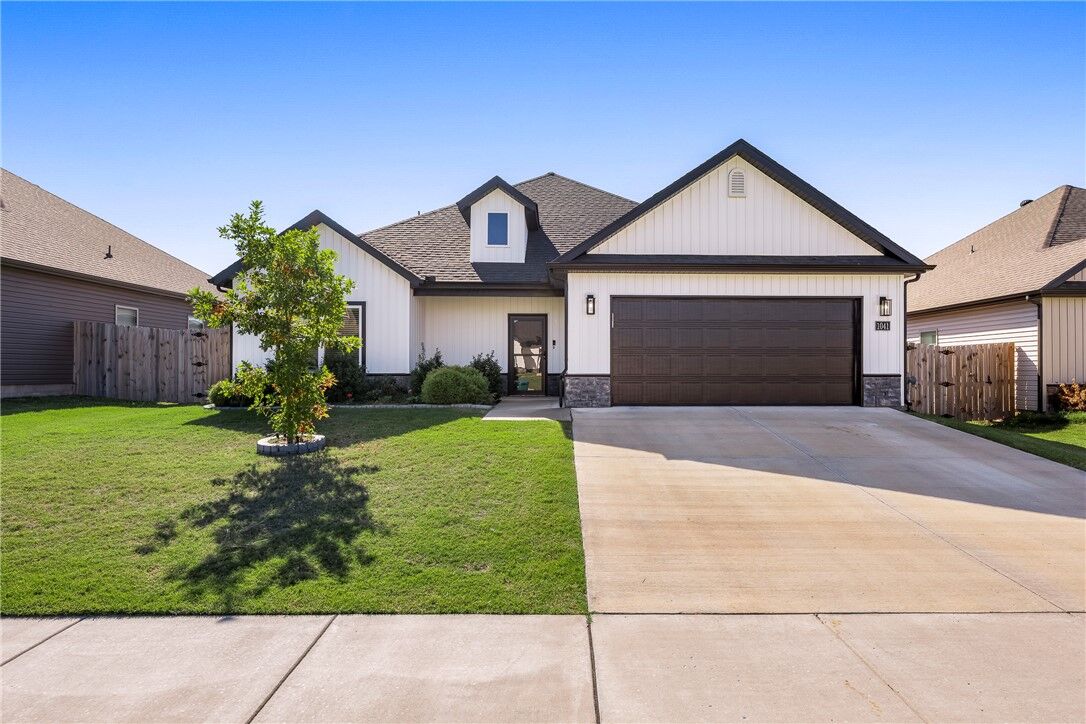 Property Photo:  1041 Sunshine Court  AR 72719 