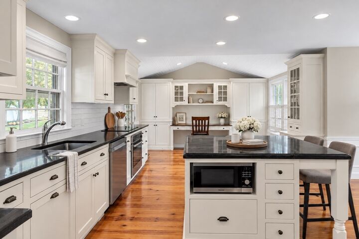 Property Photo: 946 Main St MA 02043