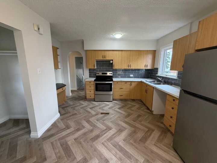 Property Photo:  1264 4 Avenue N  AB T1H 0L1 