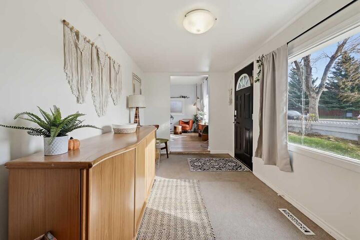 Photo de la propriété:  436 Macleod Trail SW  AB T1V 1B5 