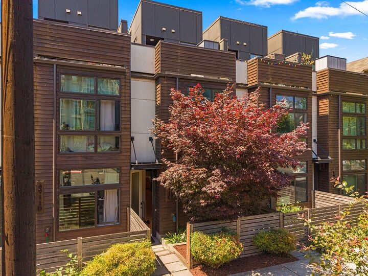 Property Photo: 6911 California Avenue SW C WA 98136