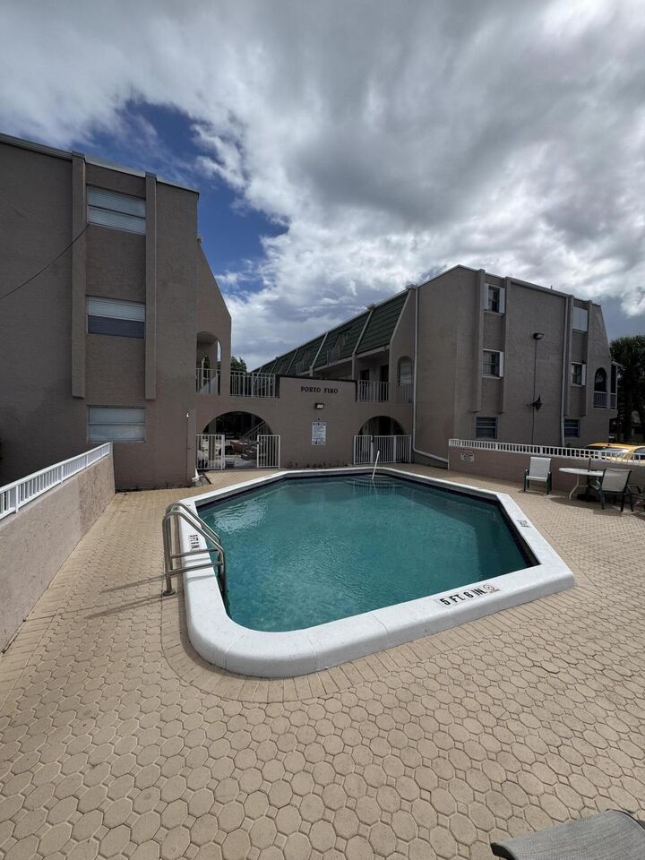 Property Photo:  1100 SE 4th Avenue 1  FL 33441 