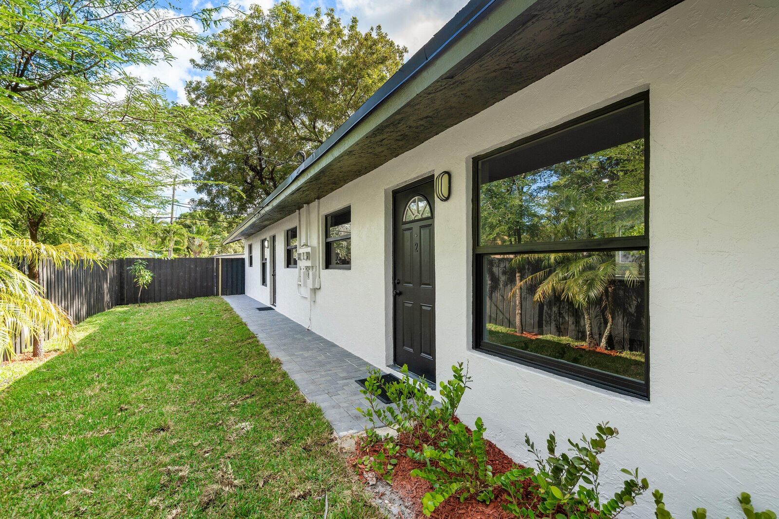 Property Photo: 1211 NE 2nd Avenue FL 33304