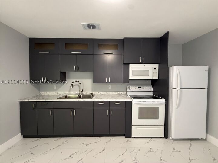 Property Photo: 1371 NE 144th St Adu FL 33161