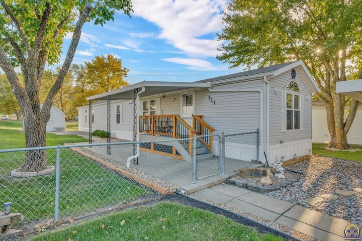 Property Photo:  311 SE 48th St  KS 66609 