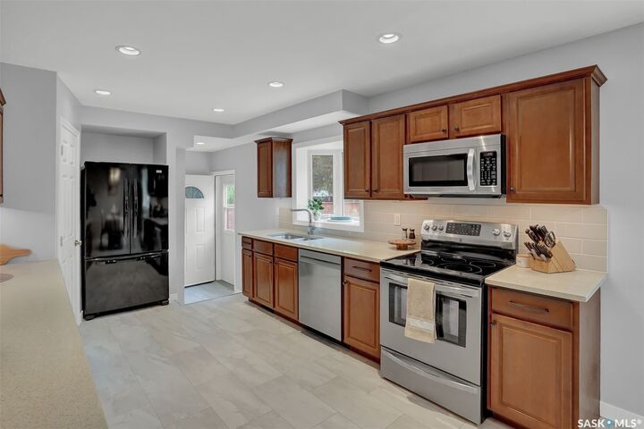 Property Photo:  209 Douglas Avenue E  SK S4N 1H4 