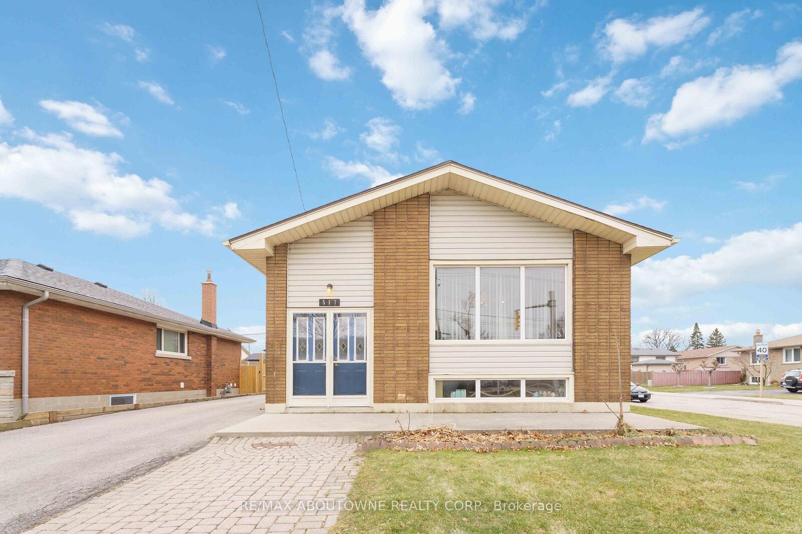 Property Photo:  517 Mohawk Road W Main  ON L9C 1X3 