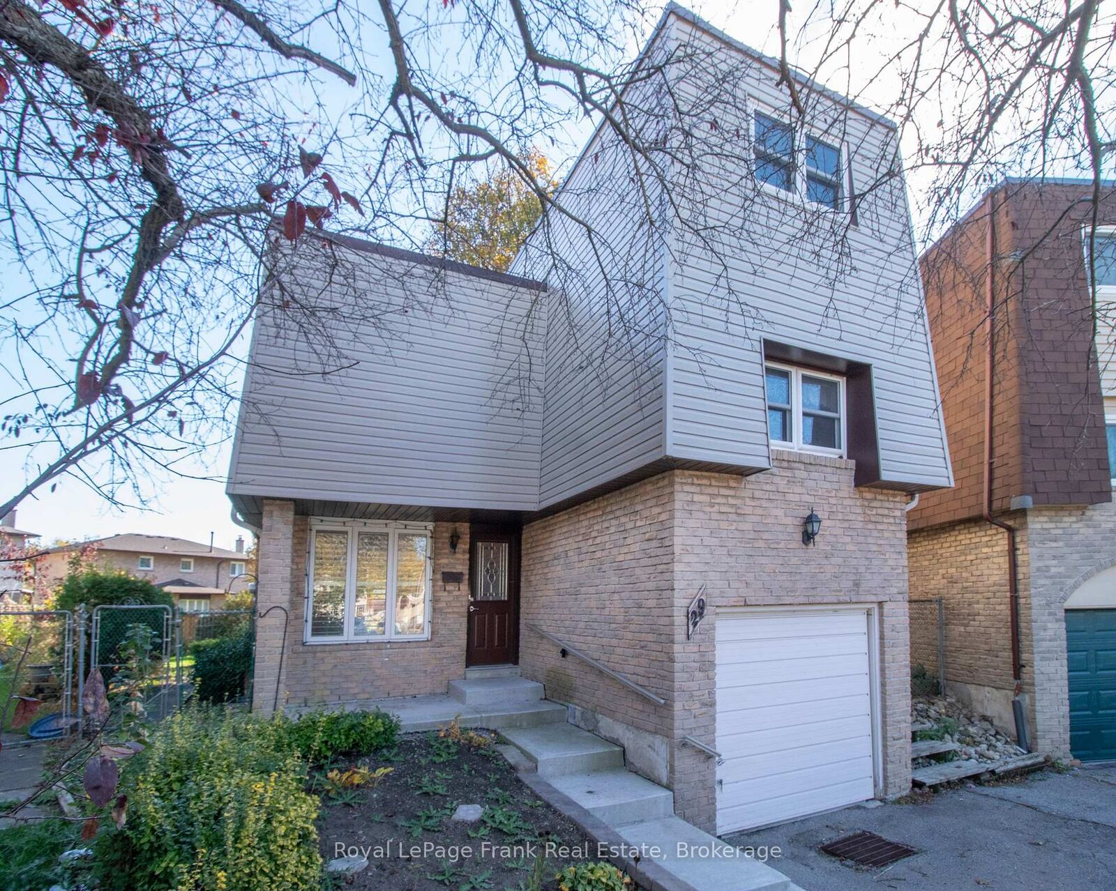 Property Photo: 29 Graham Court ON L1N 6E1