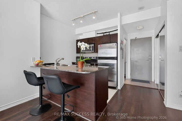 Property Photo:  3525 Kariya Drive 812  ON L5B 0C2 