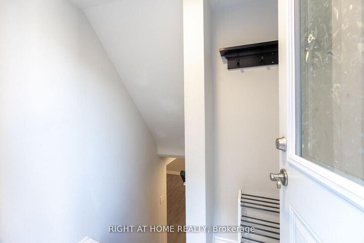 Property Photo:  214 Kenilworth Avenue S  ON L8K 2T4 