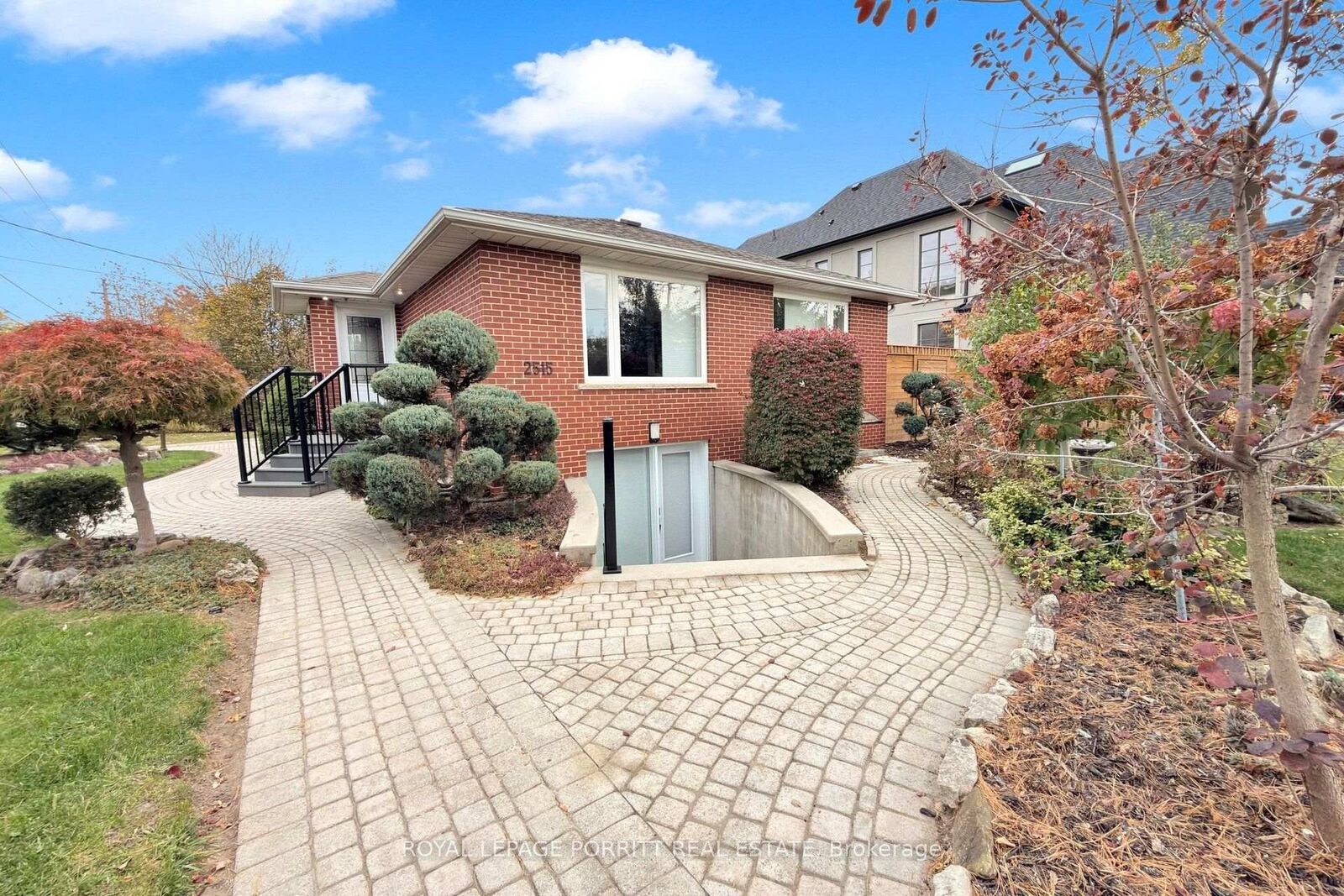 Property Photo:  2515 Edenhurst Drive Lower  ON L5A 2L2 