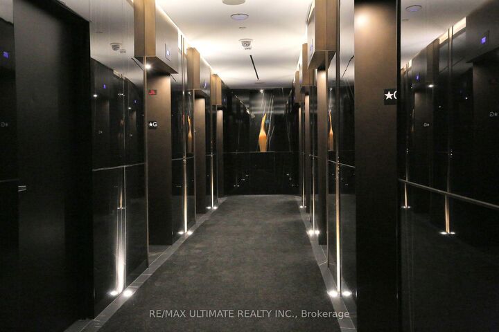 Property Photo:  11 Yorkville Avenue 1713  ON M4W 0B7 