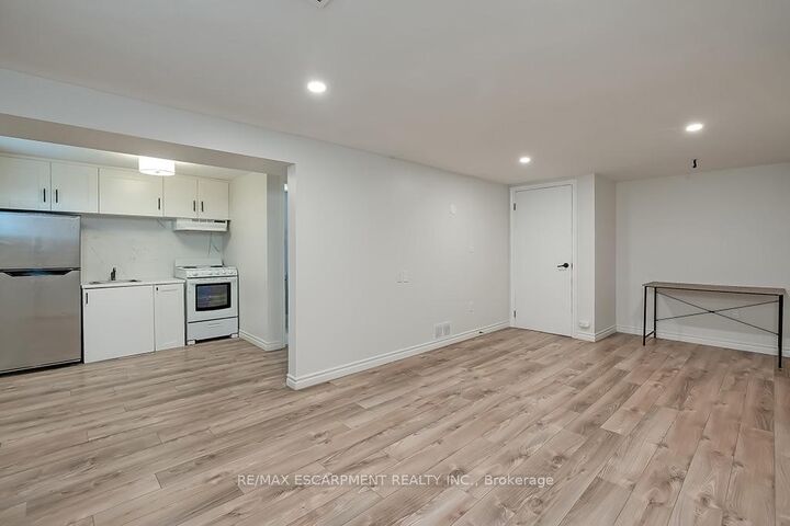 Property Photo: 7 Garside Avenue S Lower ON L8K 2V7