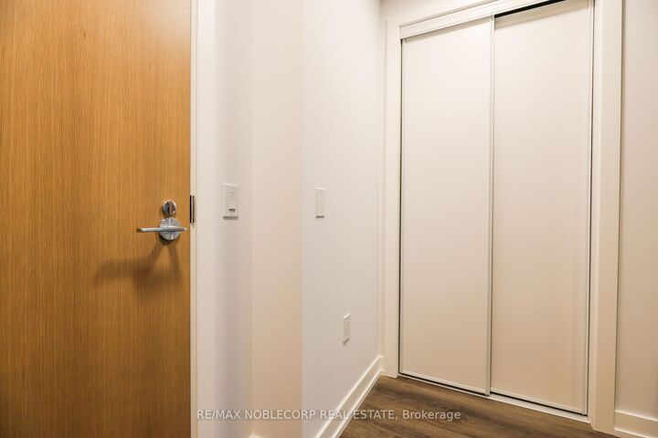 Property Photo:  5 Meadowdale Road 1707A  ON L4K 0C7 