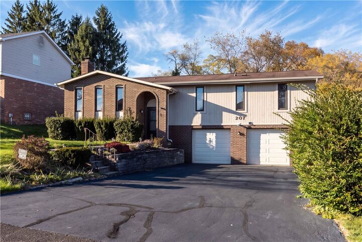 Property Photo:  207 Manor Court  PA 15241 