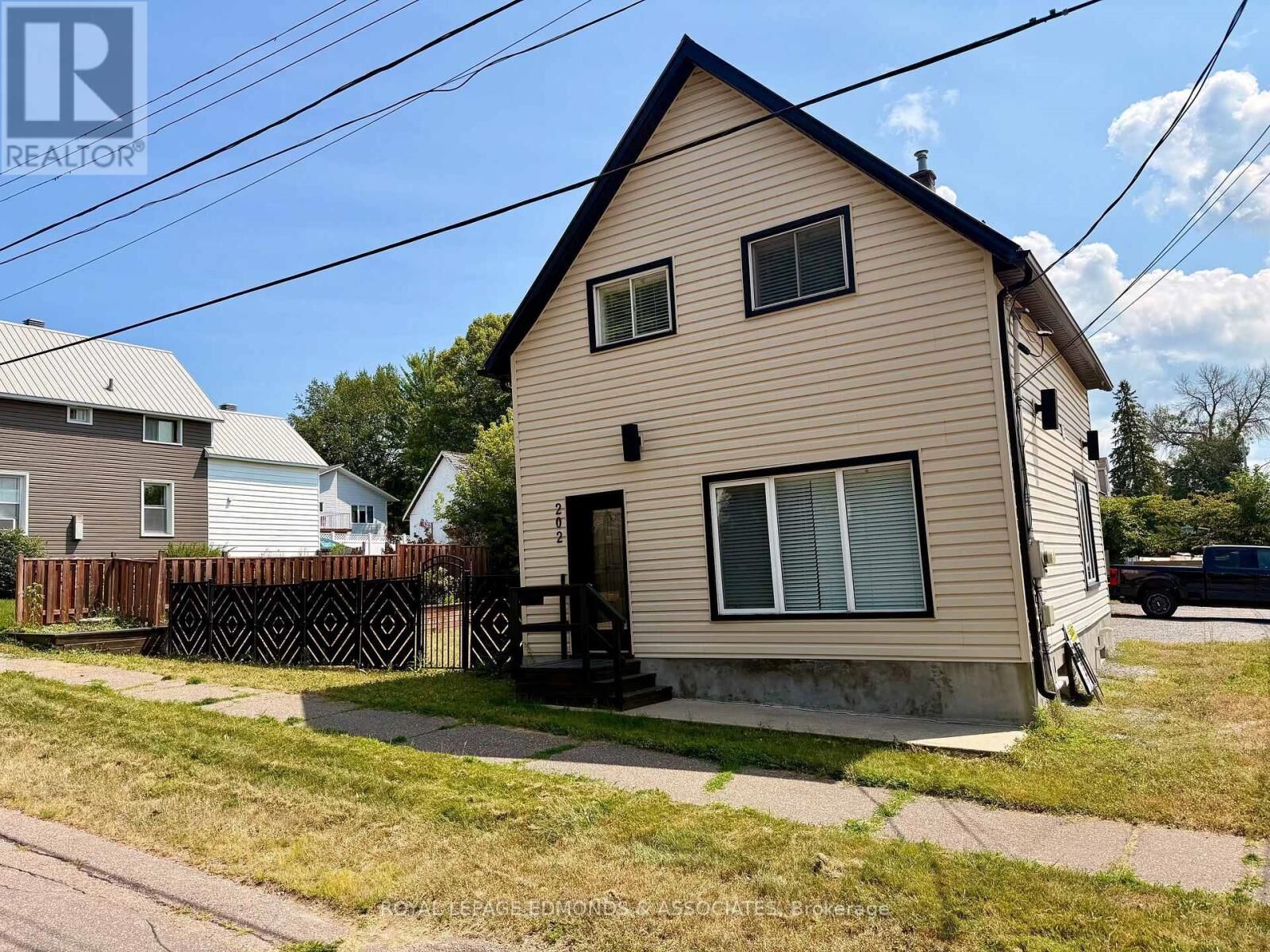 Property Photo:  202 Irving Street  ON K8A 2S6 