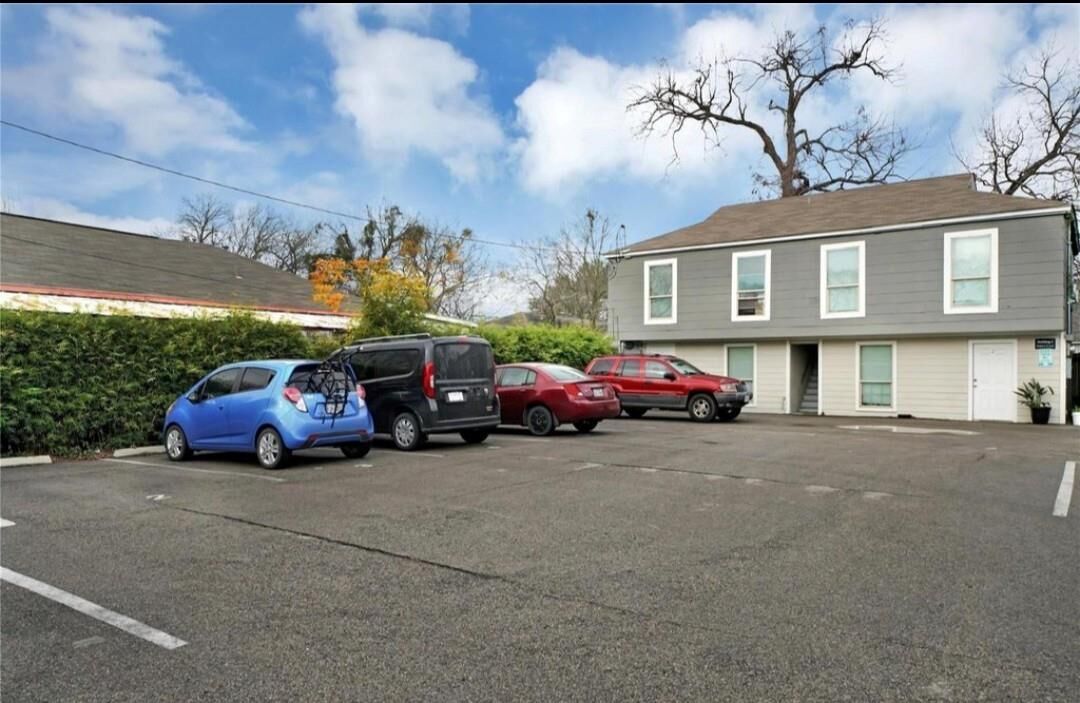 Property Photo: 5327 Bell Street 1 TX 77023