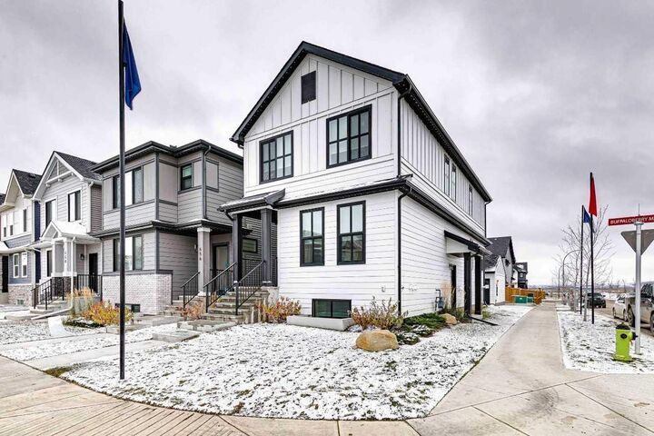 Property Photo:  652 Buffaloberry Manor SE  AB T3M 3K4 