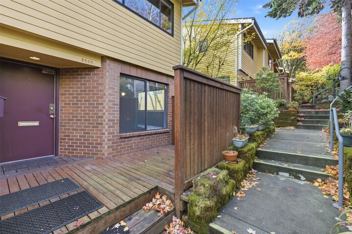 Property Photo:  2585 E Madison Street 2585  WA 98112 