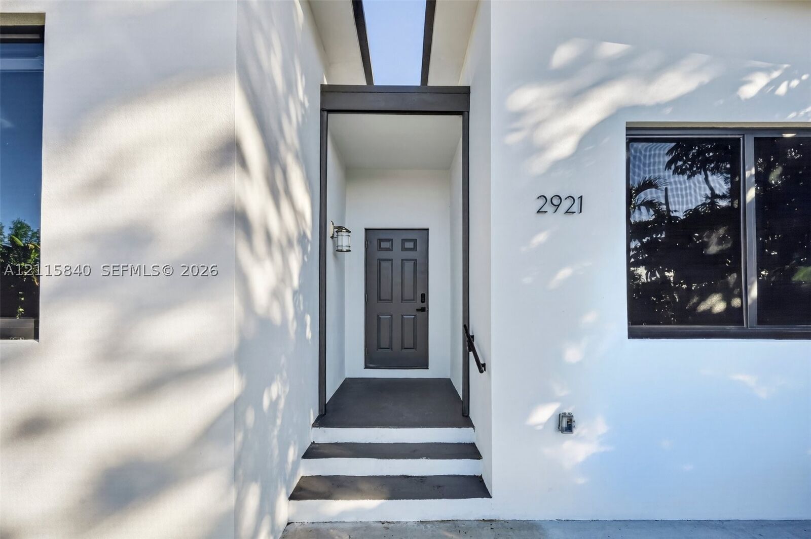 Property Photo: 2921 SW 57th Ct 2921 FL 33312