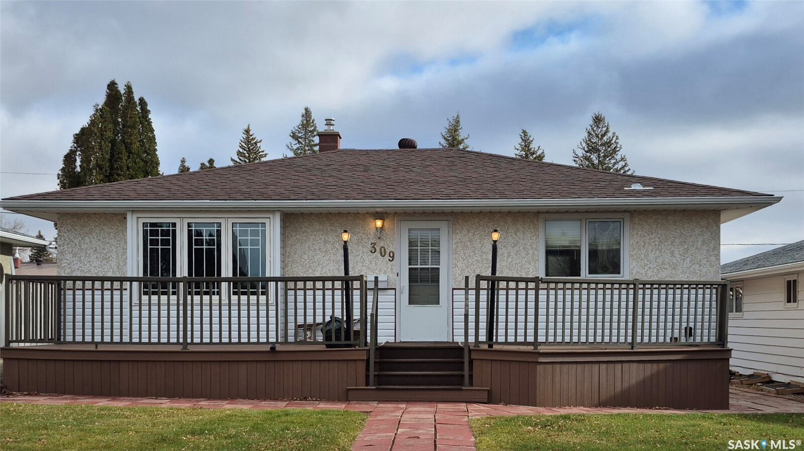 Property Photo:  309 13th Avenue NE  SK S9H 2V9 