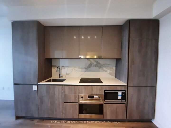 Property Photo:  8 Interchange Way 1803  ON L4K 5Z7 