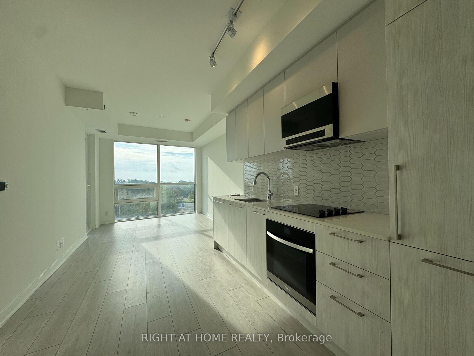Property Photo: 1381 Lakeshore Road E 718 ON L5E 1G6