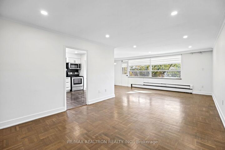 Property Photo: 4 Meadowbrook Road 5 ON M6B 2S4