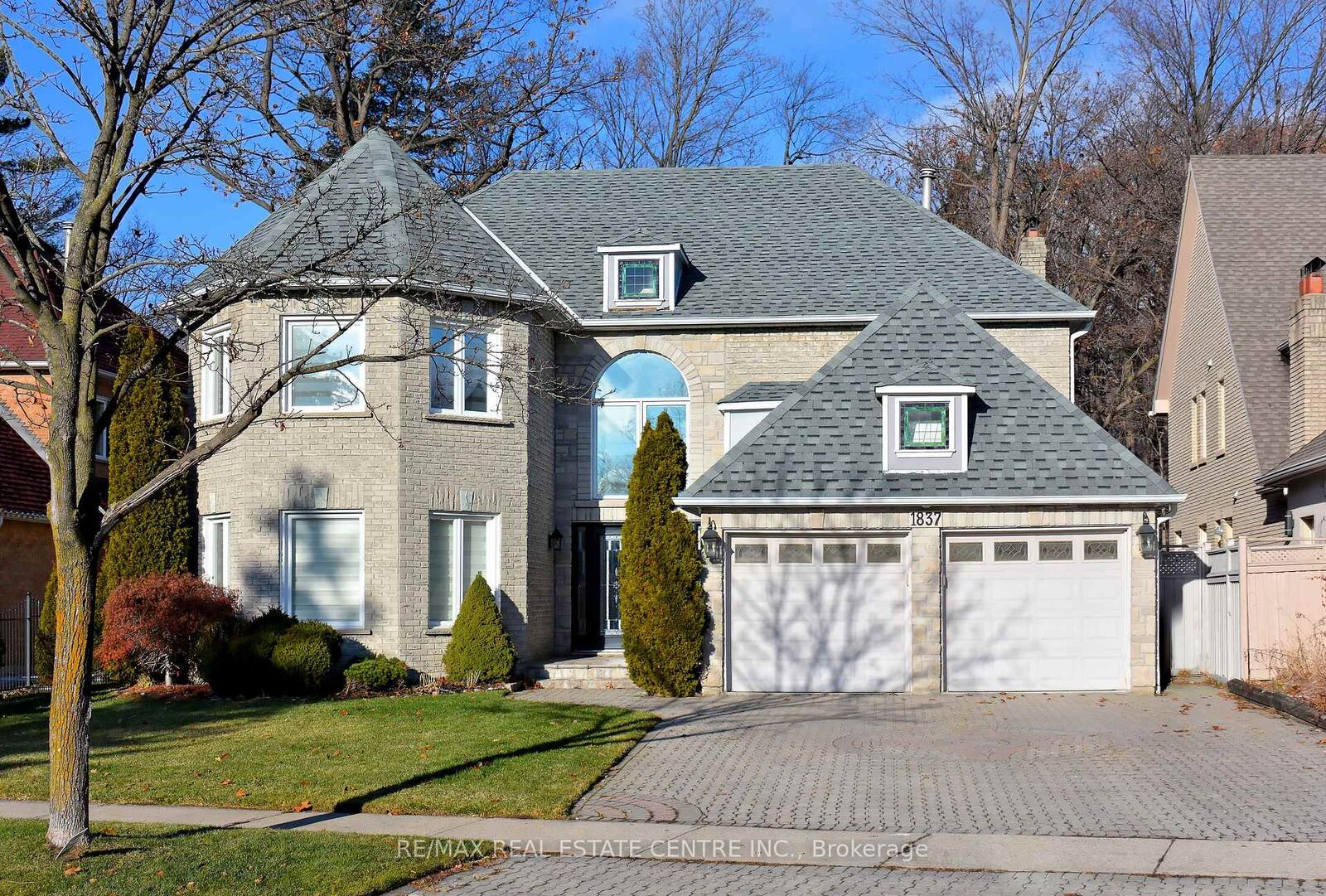 Property Photo:  1837 Sevenoaks Drive  ON L5K 2N5 
