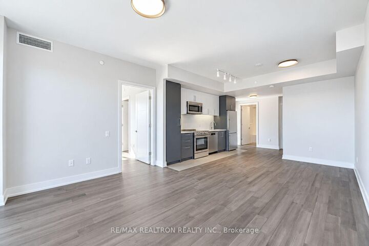 Property Photo:  2525 Bathurst Street 704  ON M6B 2Y9 