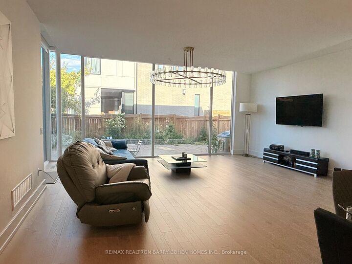 Property Photo:  9 Fairmeadow Avenue  ON M2P 0A5 
