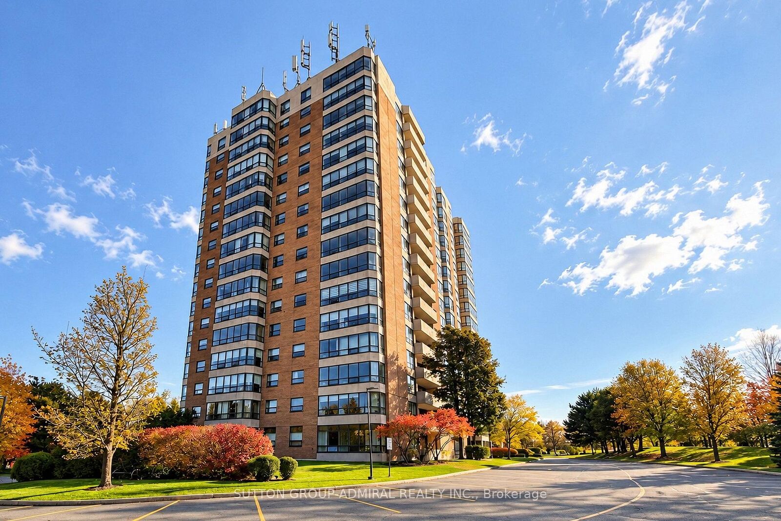 Property Photo:  7601 Bathurst Street 1210  ON L4J 4H5 
