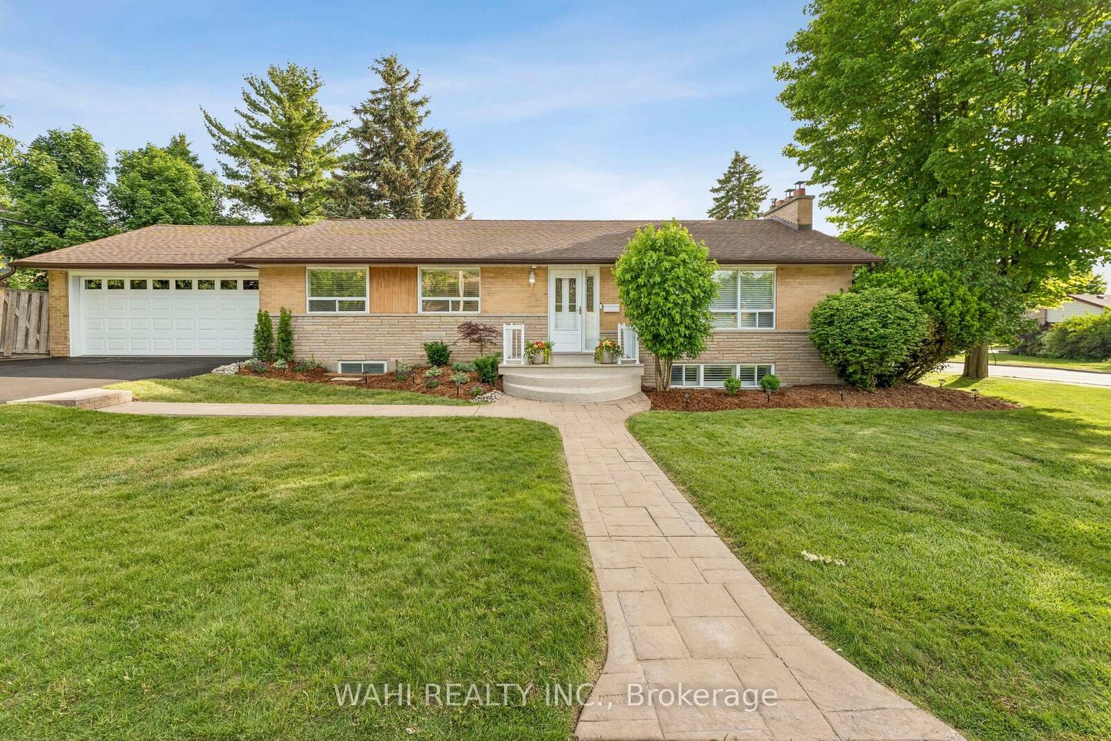 Property Photo:  39 Nanwood Drive  ON L6W 1L7 
