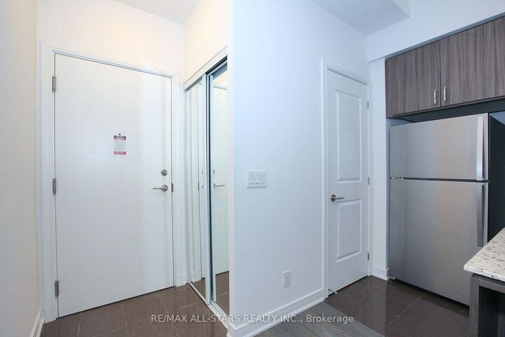 Property Photo:  9191 Yonge Street SW 807  ON L4C 1E2 