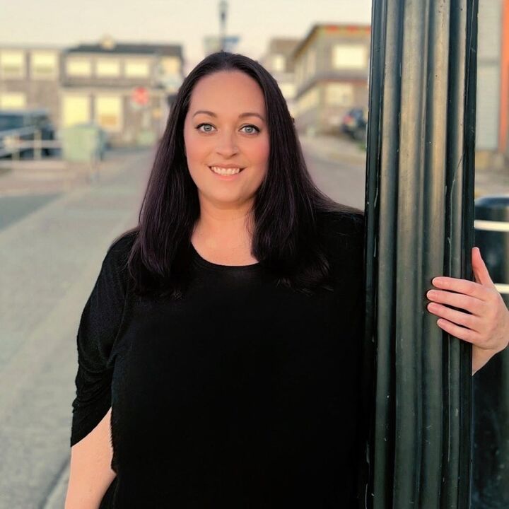 Alaina Jones, Real Estate Broker in Newport, Professional Group