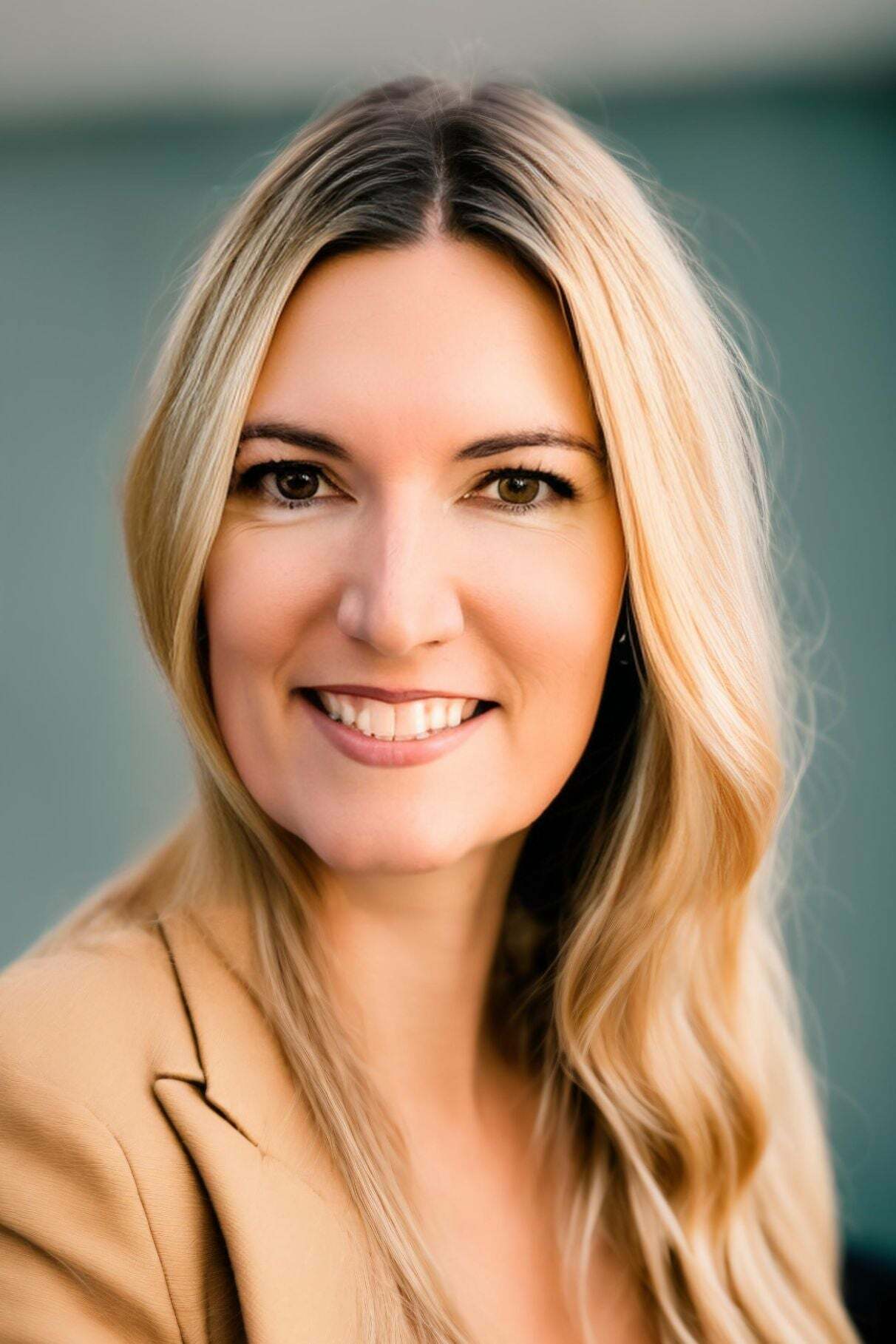 Ariana Gibbs, Sales Associate in Lansing, Professionals