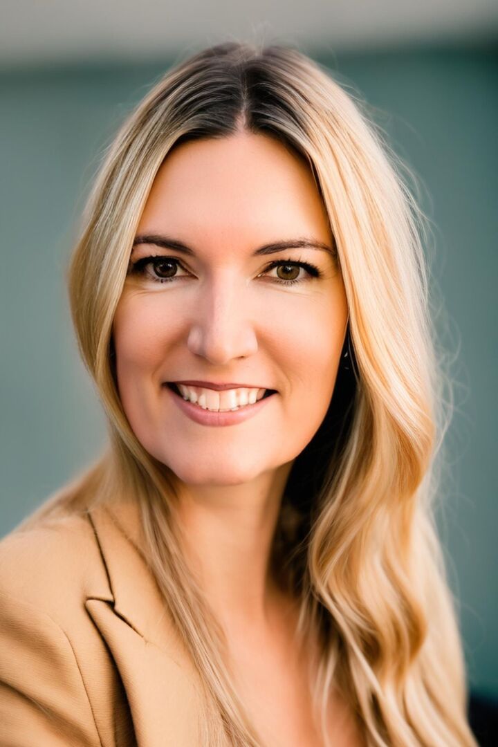 Ariana Gibbs,  in Lansing, Professionals