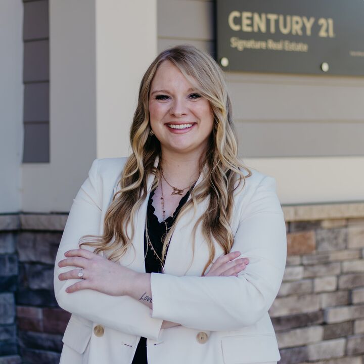 Kailee Hanlon, Real Estate Salesperson in Ames, Signature Real Estate