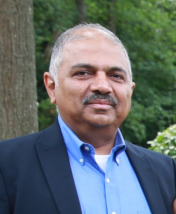 Vineet Suri,  in Woodbury, Realty Connect