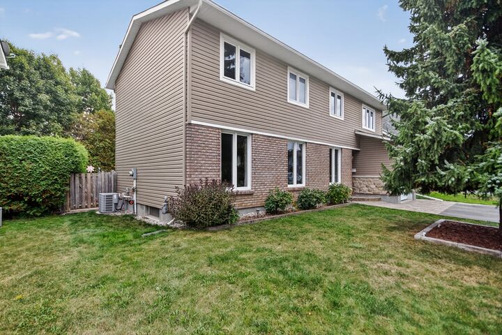 Property Photo:  61 Fieldgate Drive  ON K2J 1V3 