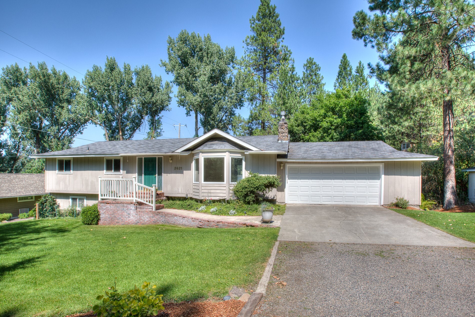 Property Photo: 2621 E Hillcrest Dr WA 99005