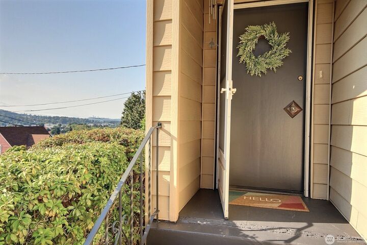 Property Photo:  326  Renton Avenue S  WA 98057 