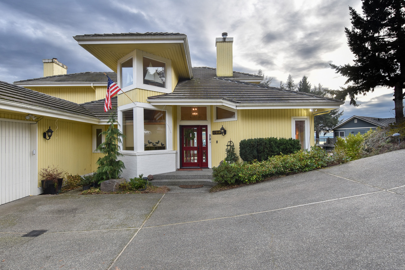 Property Photo: Front Exterior & Drive 17310 Sylvester Rd SW  WA 98166 