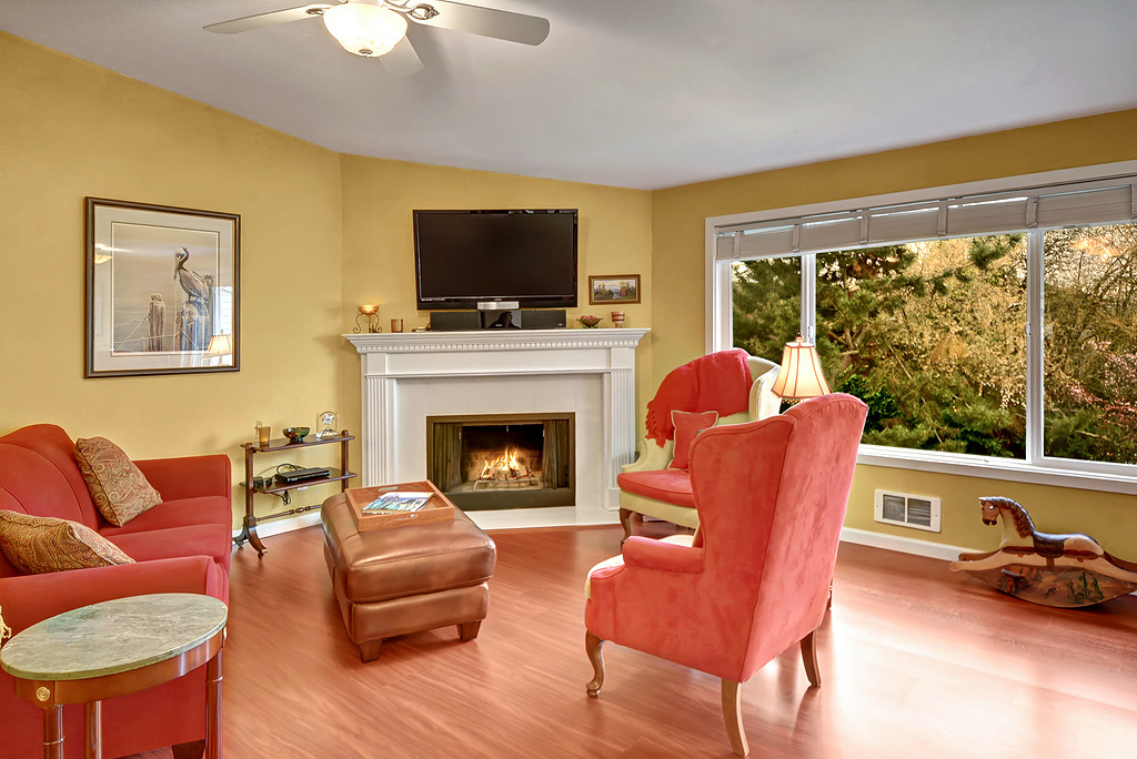 Property Photo: Living room 629 Kirkland Way B-9  WA 98033 