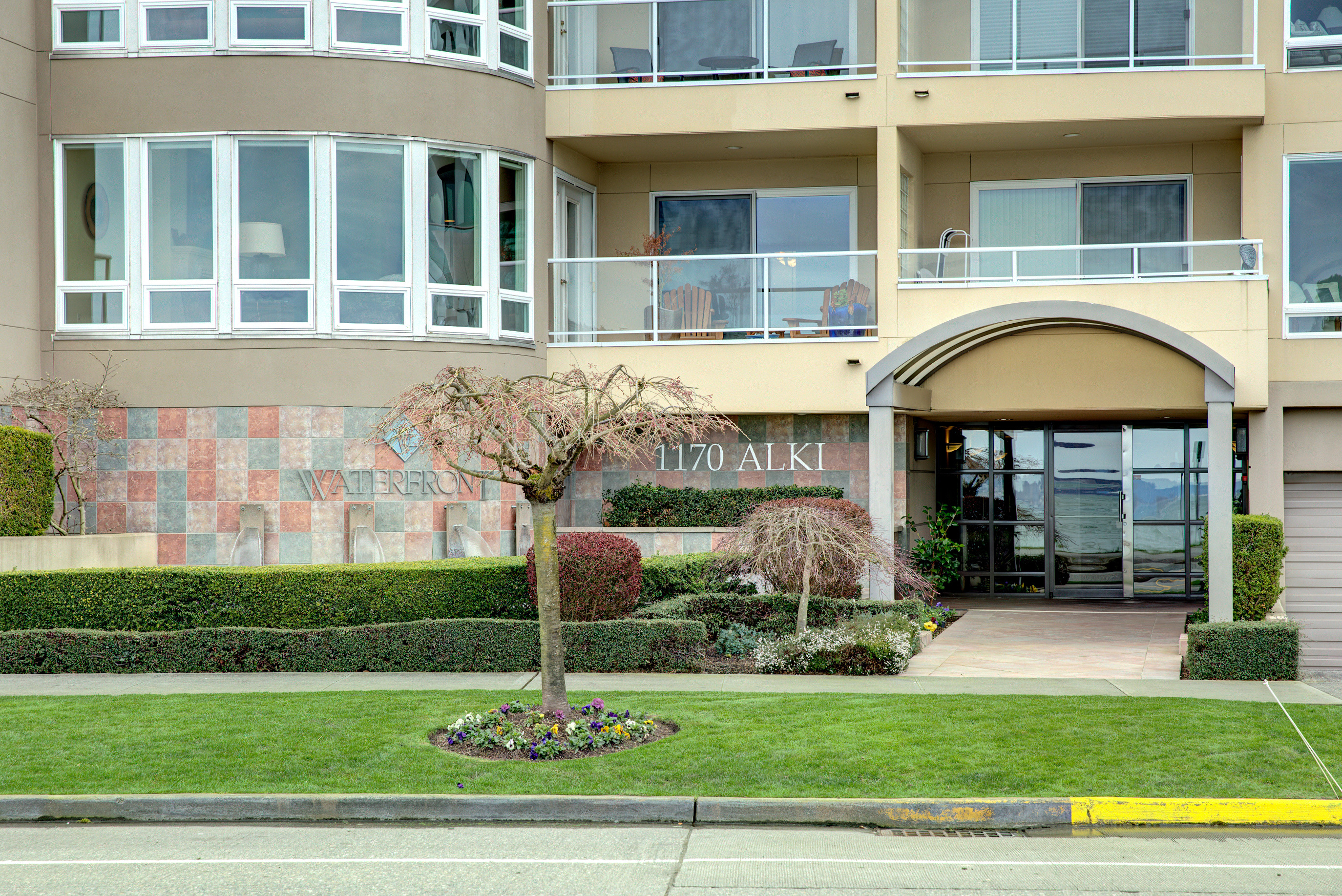 Property Photo:  1170 Alki Ave SW 504  WA 98116 